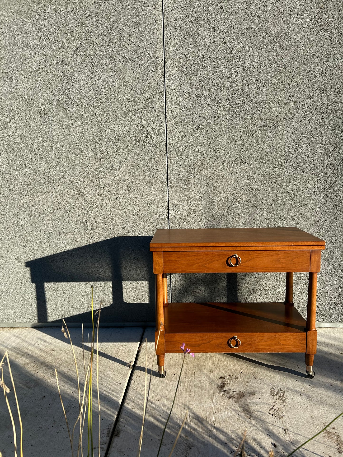 Mid Century Heritage Henredon Walnut Flip Top Rolling Buffet Bar Cart, Circa 1960s