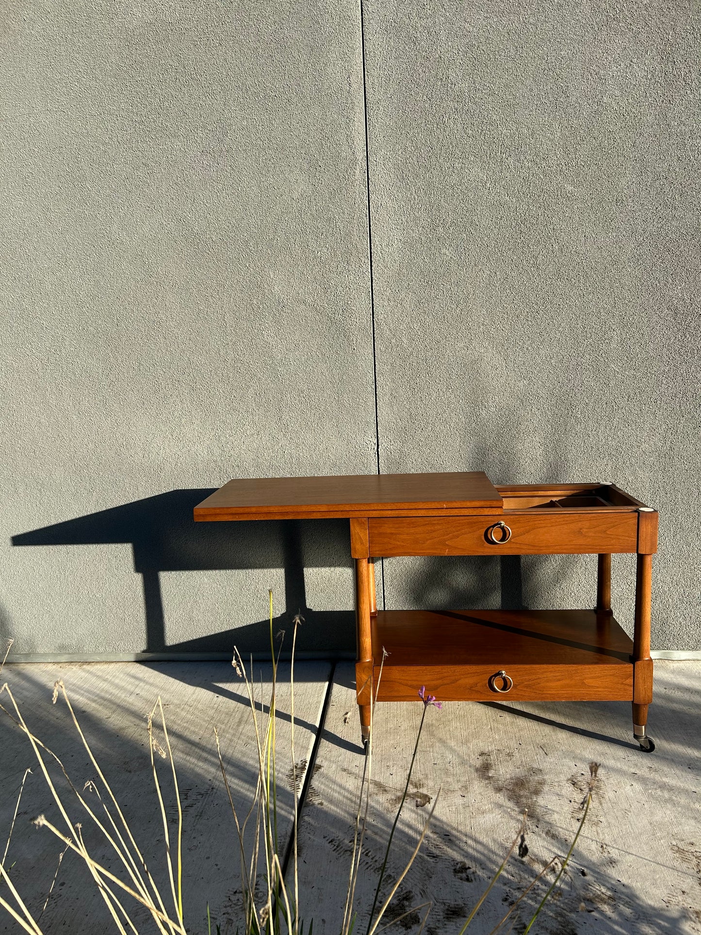 Mid Century Heritage Henredon Walnut Flip Top Rolling Buffet Bar Cart, Circa 1960s